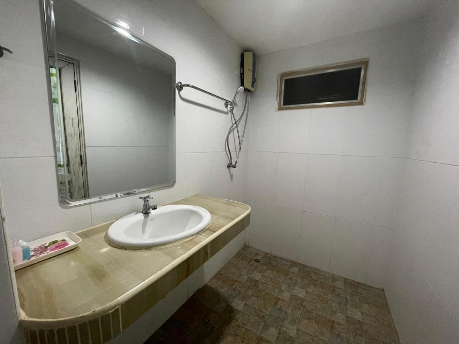 Oyo 75494 President Apartment Pattaja Kültér fotó