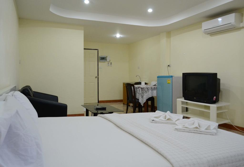 Oyo 75494 President Apartment Pattaja Szoba fotó